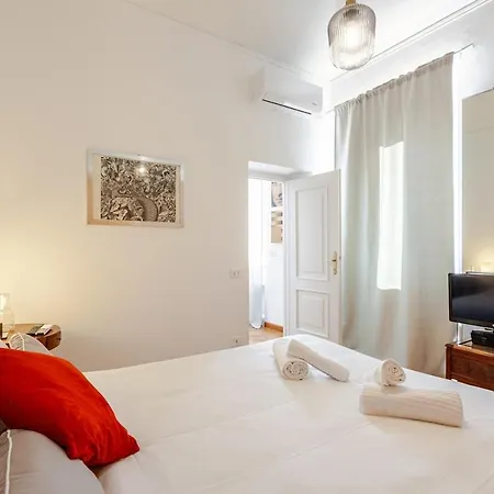 Апартаменты Luxury Penthouse With Terrace By Spanish Steps