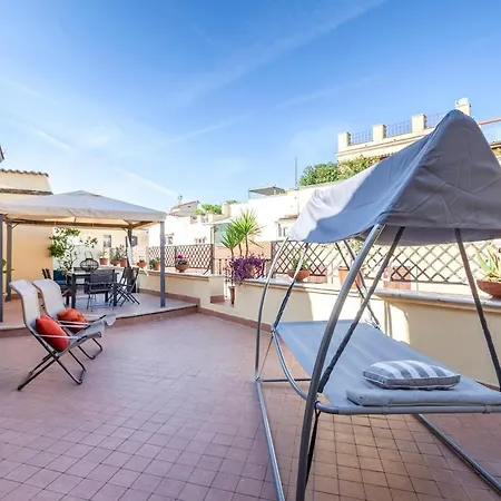 Апартаменты Luxury Penthouse With Terrace By Spanish Steps